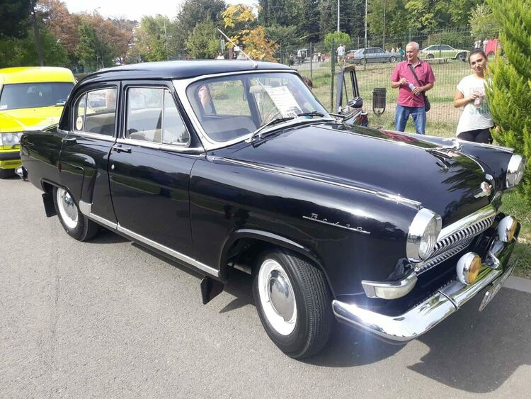 Атрактивни автомобили от времето на социализма показват в Димитровград