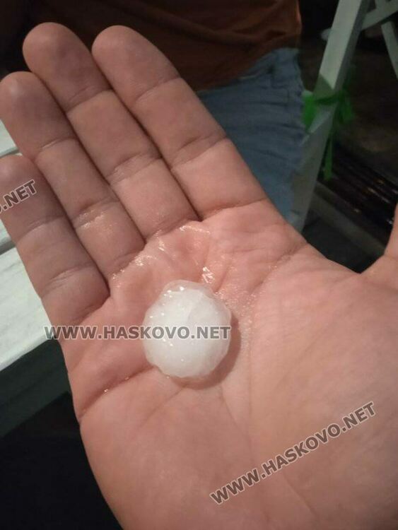 Градушка потроши стъкла на коли и насаждения в Хасково