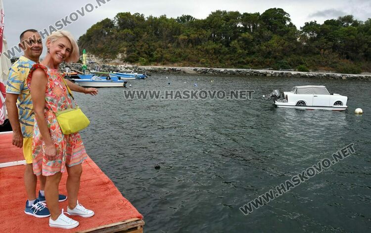 Хасковлии заснеха Трабант, превърнат в амфибия-катамаран