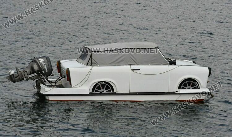 Хасковлии заснеха Трабант, превърнат в амфибия-катамаран