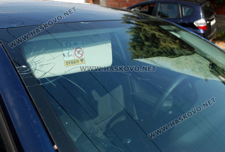 Градушка потроши стъкла на коли и насаждения в Хасково