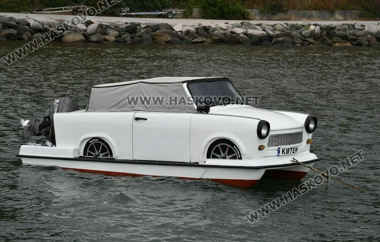 Хасковлии заснеха Трабант, превърнат в амфибия-катамаран