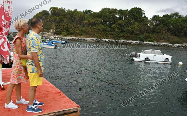 Хасковлии заснеха Трабант, превърнат в амфибия-катамаран