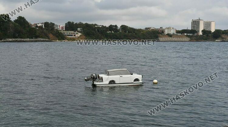 Хасковлии заснеха Трабант, превърнат в амфибия-катамаран