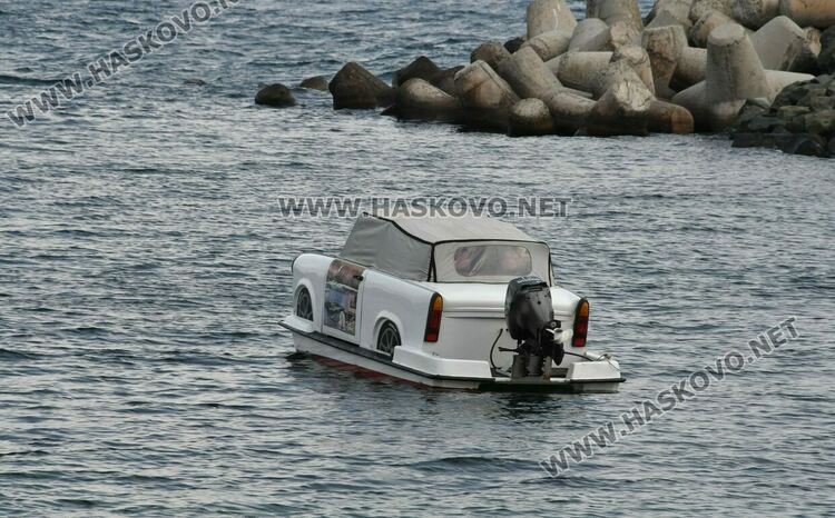 Хасковлии заснеха Трабант, превърнат в амфибия-катамаран
