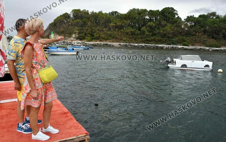 Хасковлии заснеха Трабант, превърнат в амфибия-катамаран