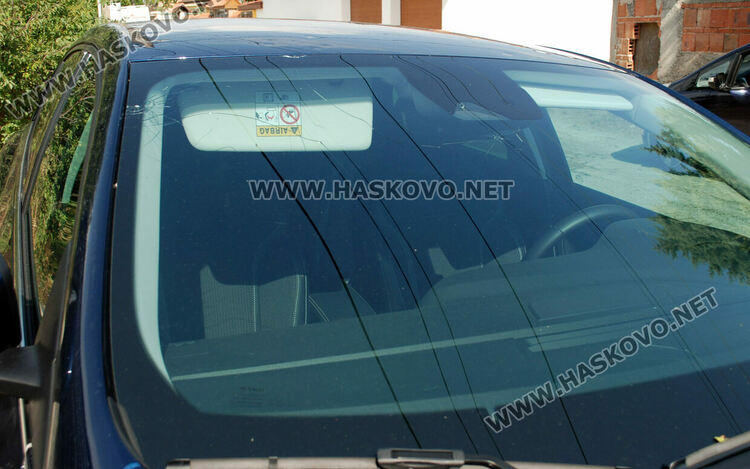 Градушка потроши стъкла на коли и насаждения в Хасково