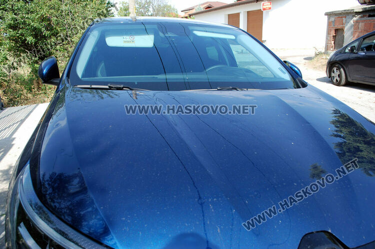 Градушка потроши стъкла на коли и насаждения в Хасково