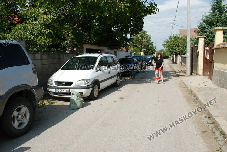 Градушка потроши стъкла на коли и насаждения в Хасково