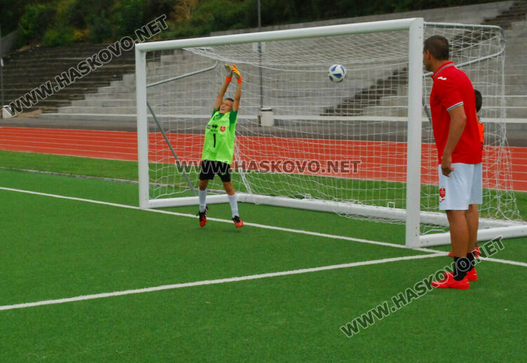 Скаути от топ родни  футболни клубове наблюдаваха футболисти от Хасково