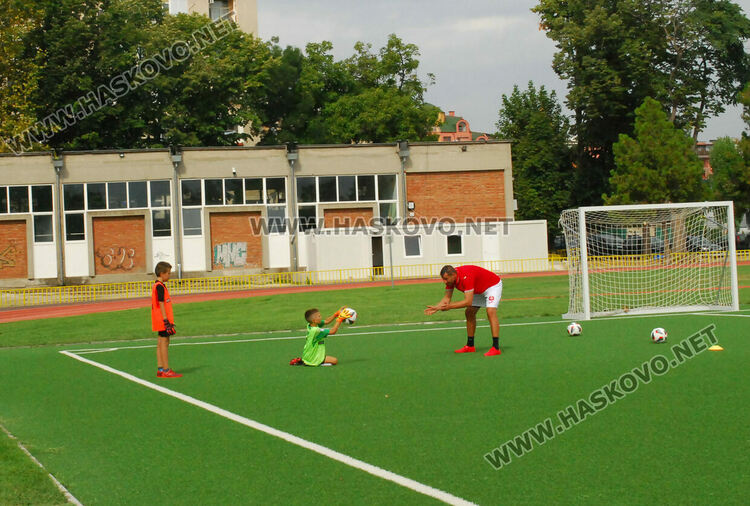 Скаути от топ родни  футболни клубове наблюдаваха футболисти от Хасково