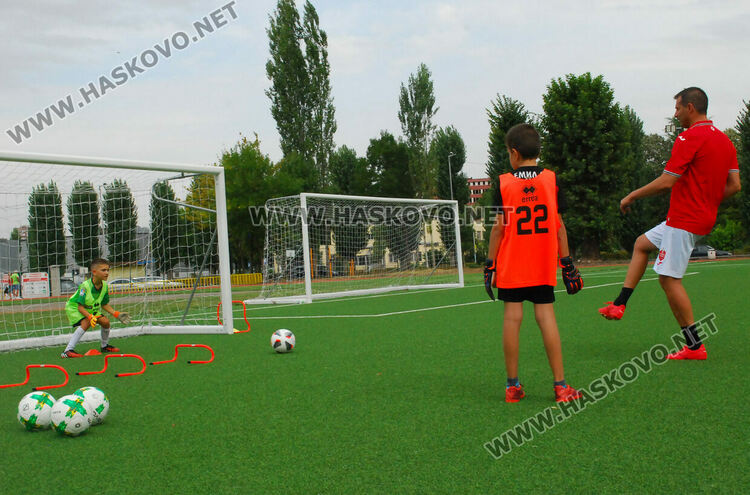 Скаути от топ родни  футболни клубове наблюдаваха футболисти от Хасково