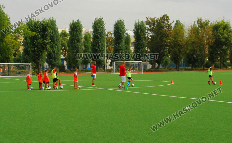 Скаути от топ родни  футболни клубове наблюдаваха футболисти от Хасково