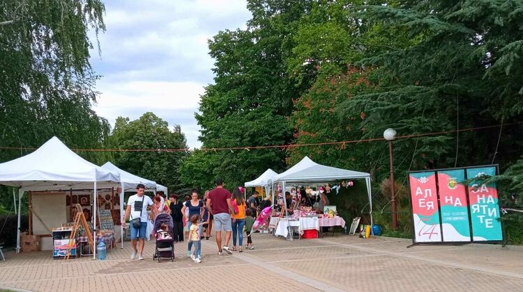 Алея на занаятите представя работата на местни майстори и творци