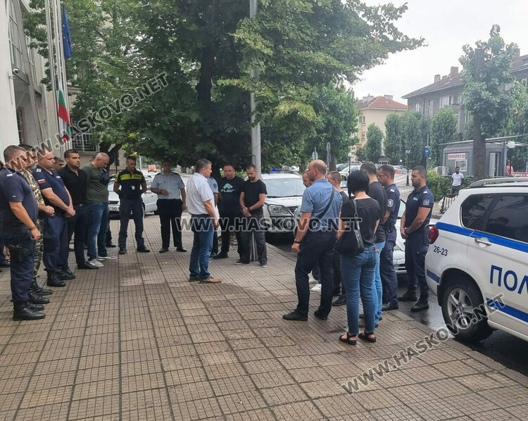 С поклон пред паметта на загиналите си колеги полицаите от Хасково свалиха знамената пред дирекцията на МВР