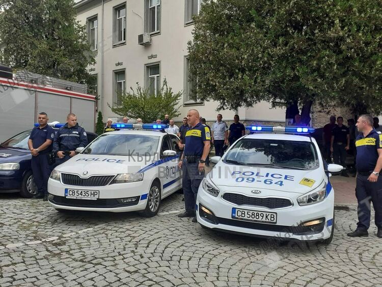 Кърджали преклони глава пред паметта на доблестните полицаи от Бургас