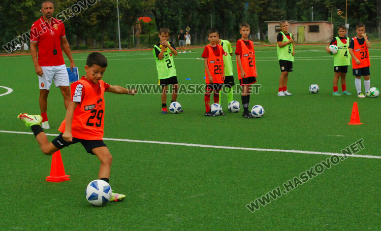 Скаути от топ родни  футболни клубове наблюдаваха футболисти от Хасково