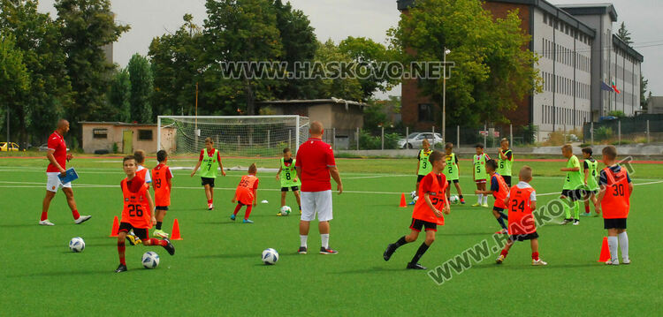 Скаути от топ родни  футболни клубове наблюдаваха футболисти от Хасково