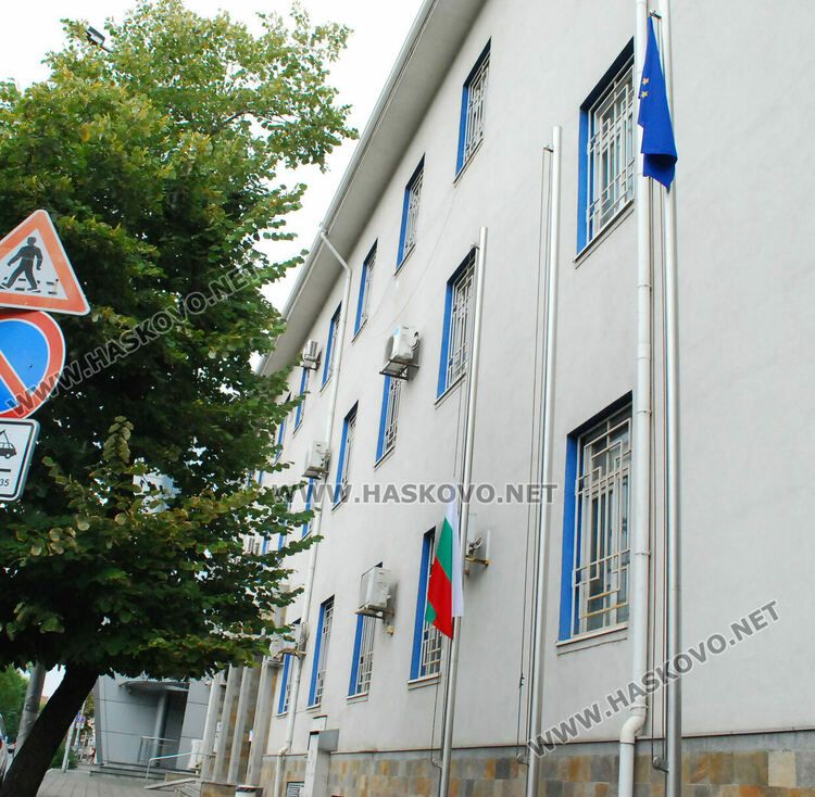 С поклон пред паметта на загиналите си колеги полицаите от Хасково свалиха знамената пред дирекцията на МВР