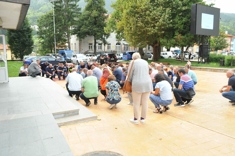 Поклон и едноминутно мълчание в памет на загиналите полицаи в Бургас