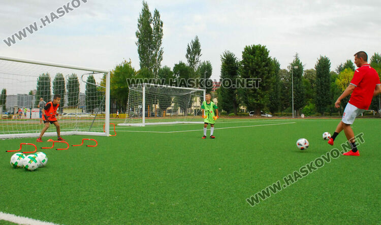 Скаути от топ родни  футболни клубове наблюдаваха футболисти от Хасково