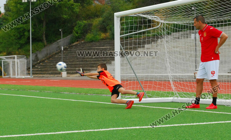 Скаути от топ родни  футболни клубове наблюдаваха футболисти от Хасково
