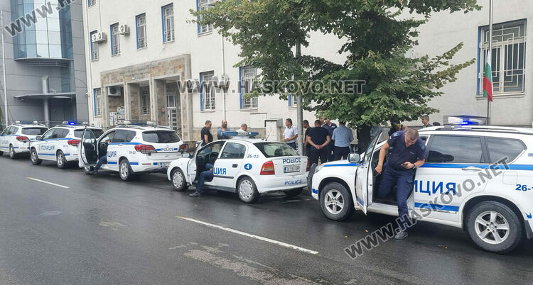 С поклон пред паметта на загиналите си колеги полицаите от Хасково свалиха знамената пред дирекцията на МВР