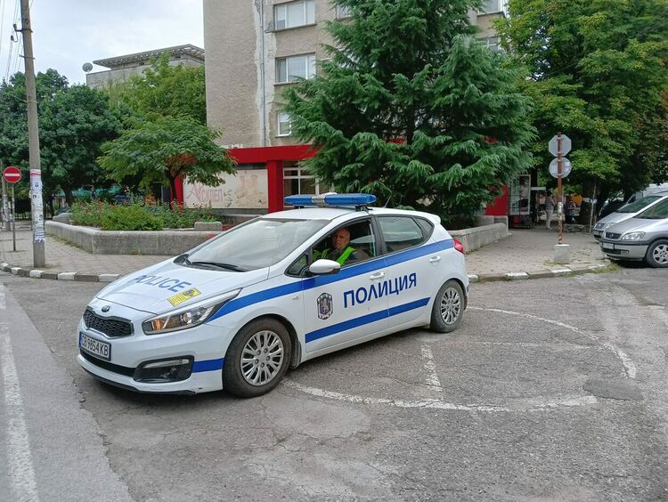 Първомайските полицаи отдадоха почит към загиналите вчера техни колеги