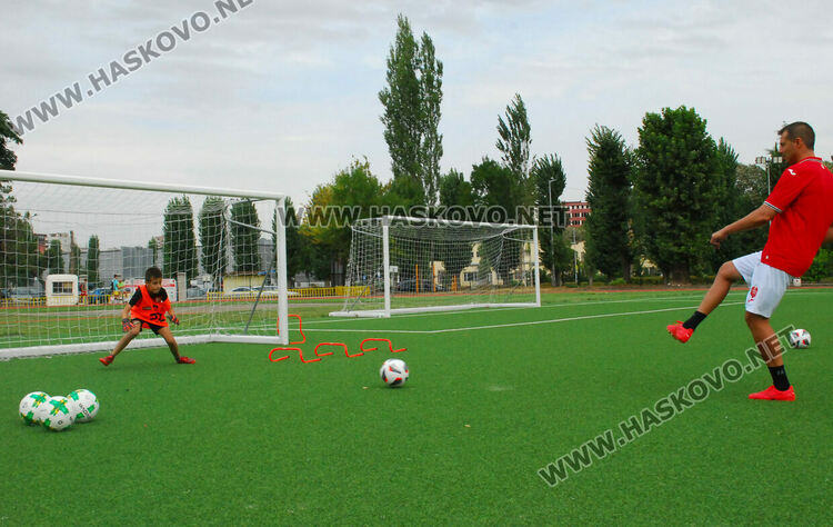 Скаути от топ родни  футболни клубове наблюдаваха футболисти от Хасково