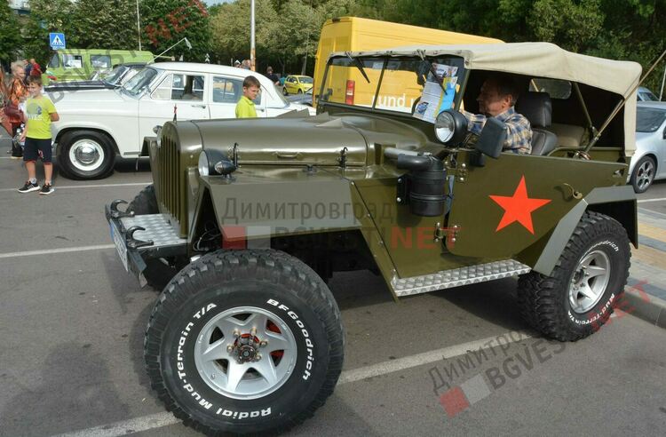 Ретро возила грабнаха погледите на димитровградчани