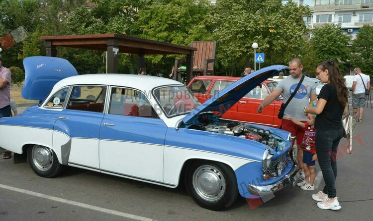 Ретро возила грабнаха погледите на димитровградчани