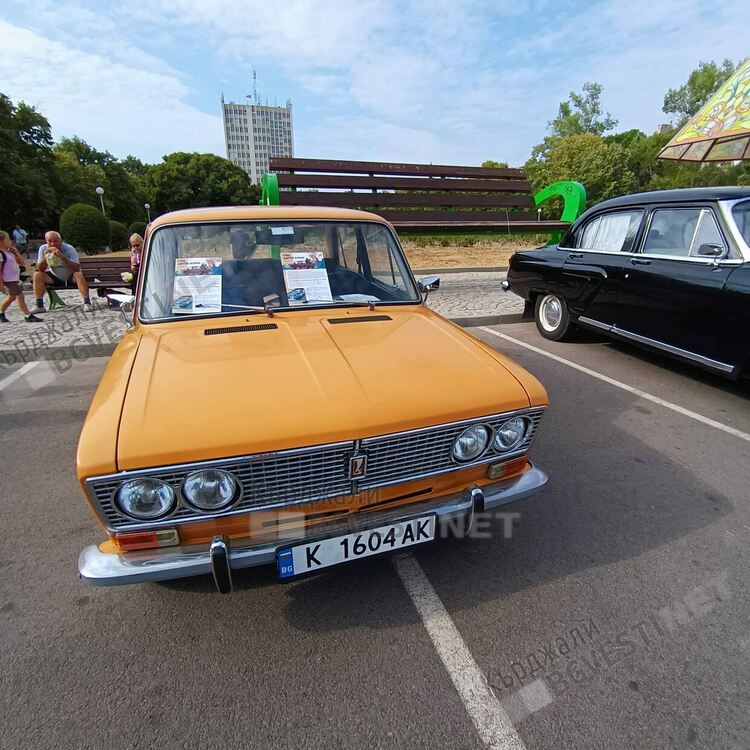 Кърджалийска лада ни представя на соцавтосалона в Димитровград