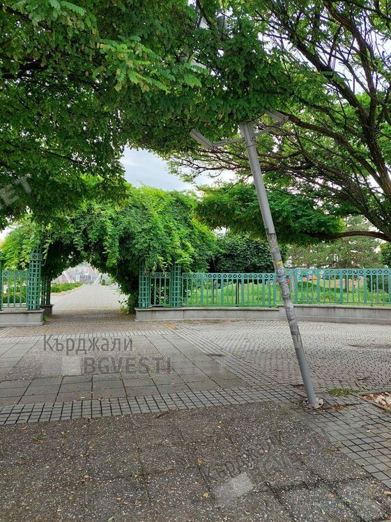 Бурята повреди електрическа лампа, тя може да падне върху деца, влизащи в „Арпезос Север“