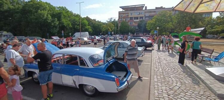Кърджалийска лада ни представя на соцавтосалона в Димитровград