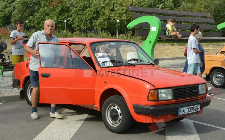 Ретро возила грабнаха погледите на димитровградчани