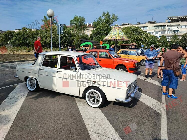 Ретро возила грабнаха погледите на димитровградчани