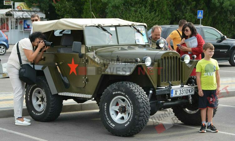 Ретро возила грабнаха погледите на димитровградчани