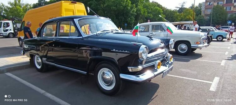 Кърджалийска лада ни представя на соцавтосалона в Димитровград