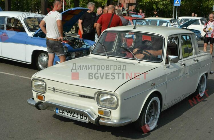 Ретро возила грабнаха погледите на димитровградчани