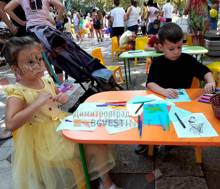 Стотици деца събра днес централната градска алея на Детския празник