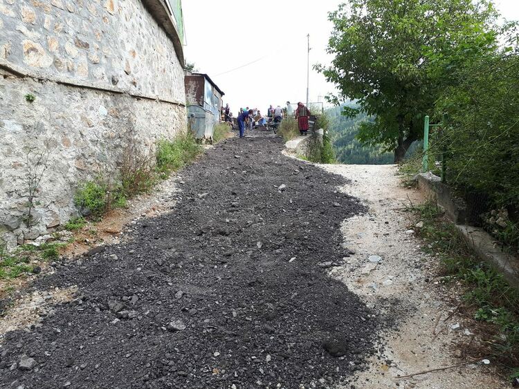 Вместо да викат неволята, жители на Чепинци сами си асфалтираха улицата