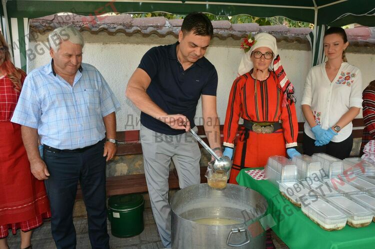 За 9-та поредна година курбан за димитровградчани раздаде кметът Иво Димов