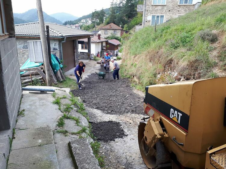 Вместо да викат неволята, жители на Чепинци сами си асфалтираха улицата