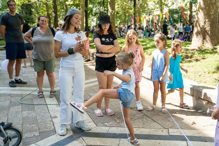 Стотици деца събра днес централната градска алея на Детския празник