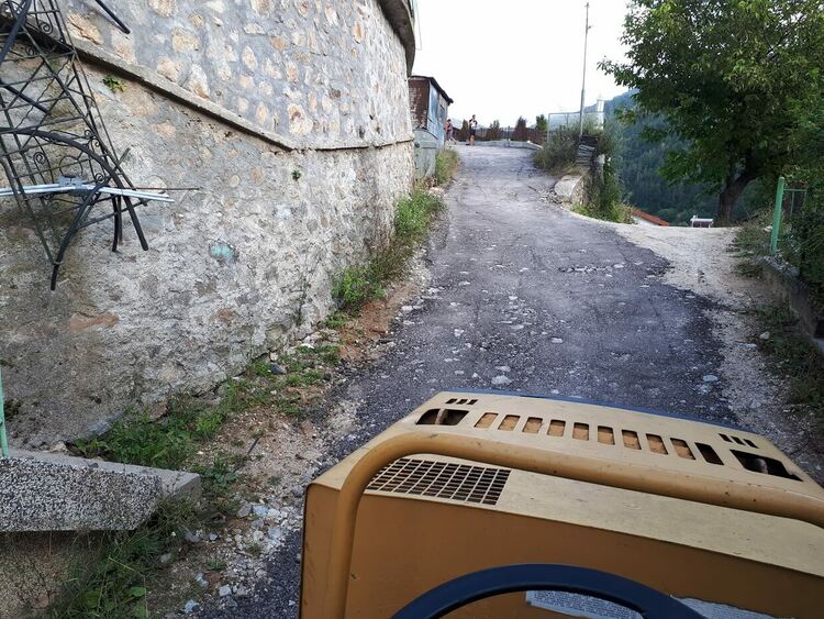 Вместо да викат неволята, жители на Чепинци сами си асфалтираха улицата