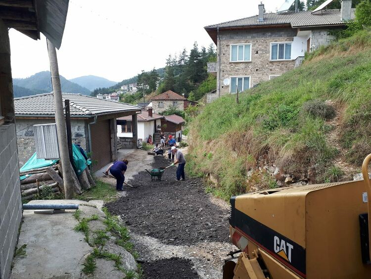 Вместо да викат неволята, жители на Чепинци сами си асфалтираха улицата