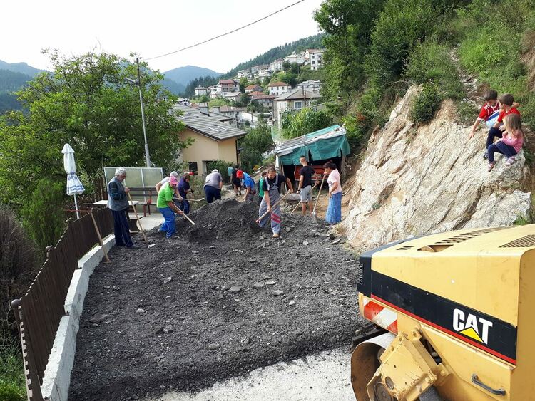 Вместо да викат неволята, жители на Чепинци сами си асфалтираха улицата