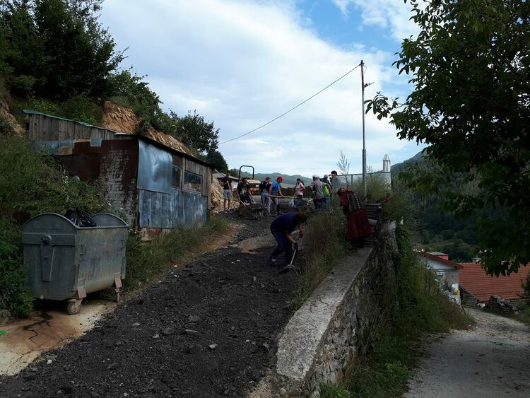 Вместо да викат неволята, жители на Чепинци сами си асфалтираха улицата