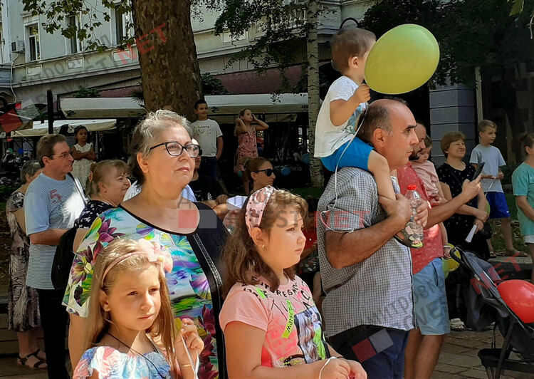 Стотици деца събра днес централната градска алея на Детския празник