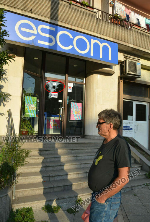 С телефон разбиха стъкло на каса на ЕСКОМ